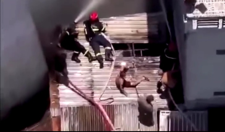 Cháy nhà trong hẻm sâu ở TPHCM cứu hộ trèo tường, mái nhà liền kề để dập lửa- Ảnh 1.