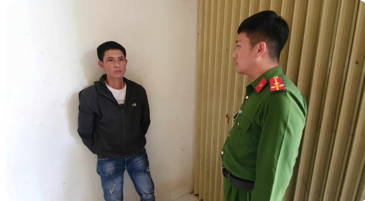 Bắt người đàn ông mang 2 khẩu súng đến nhà phụ nữ để giải quyết mâu thuẫn- Ảnh 1.