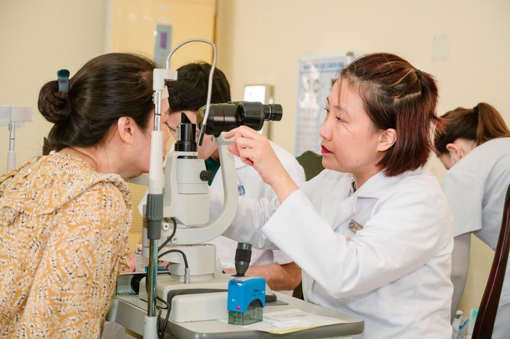 Bệnh viện Mắt Hà Nội cơ sở 2 khám mắt và phát thuốc miễn phí tại An Giang- Ảnh 2.