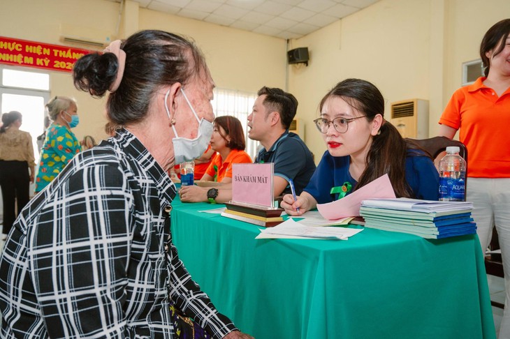 Bệnh viện Mắt Hà Nội cơ sở 2 khám mắt và phát thuốc miễn phí tại An Giang- Ảnh 4.