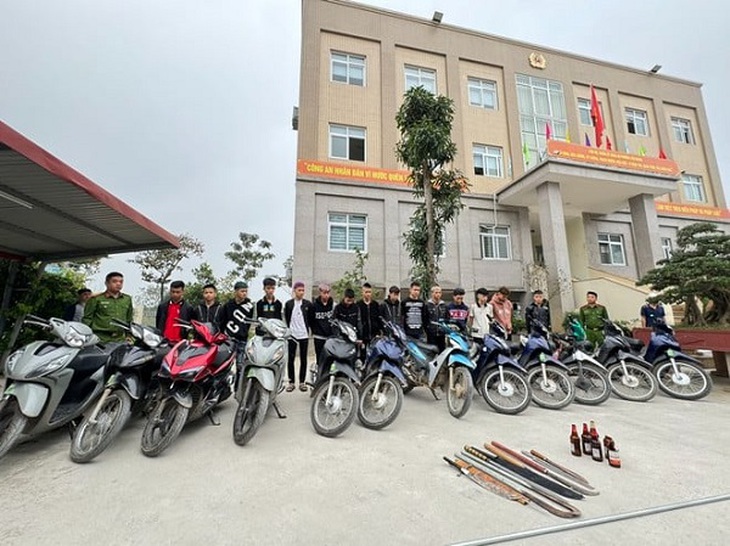 Tạm giữ hình sự 26 thanh niên hỗn chiến bằng dao nhọn dài, vỏ chai bia- Ảnh 1. Tạm giữ hình sự 26 thanh niên hỗn chiến bằng dao nhọn dài, vỏ chai bia- Ảnh 1.