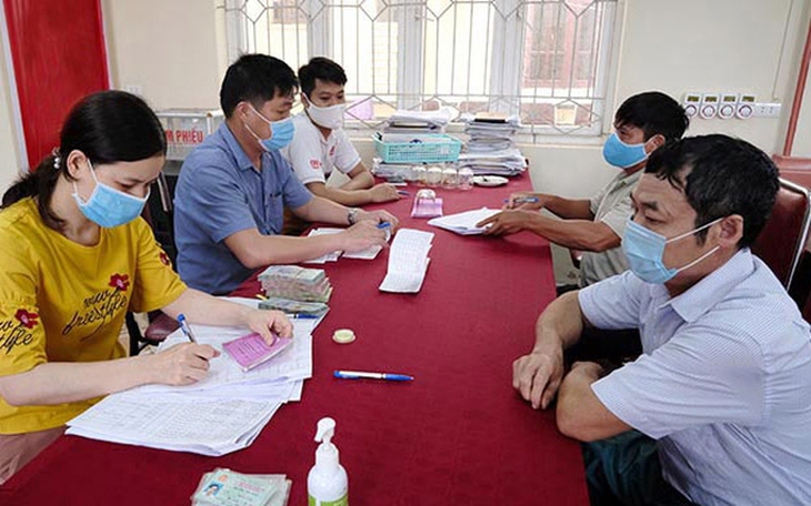 Khó khăn trong chi trả an sinh xã hội không dùng tiền mặt- Ảnh 1.