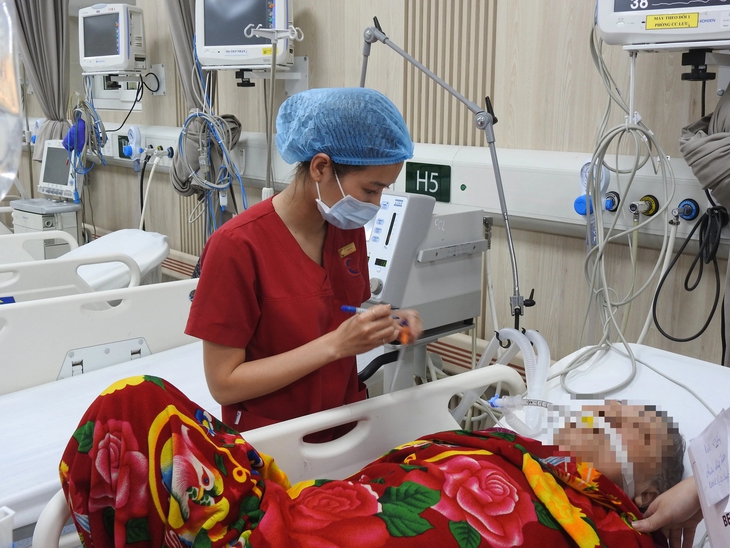 Điều dưỡng A9 Bạch Mai cứu người trong quán ăn: 'Anh em ơi, cấp cứu'!- Ảnh 7.