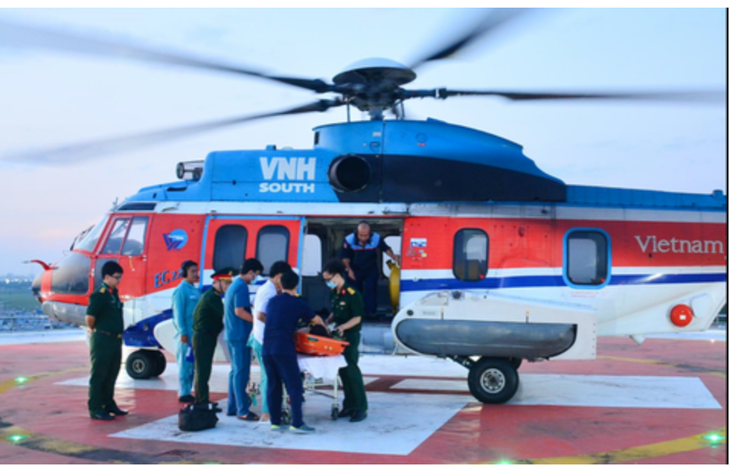 TPHCM: Người dân sẽ được cấp cứu bằng máy bay và tàu thuỷ- Ảnh 1. TPHCM: Người dân sẽ được cấp cứu bằng máy bay và tàu thuỷ- Ảnh 1.