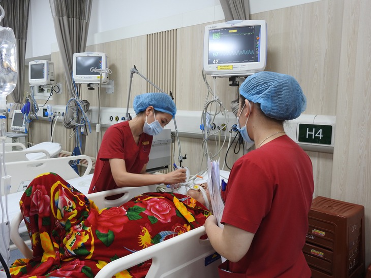 Điều dưỡng A9 Bạch Mai cứu người trong quán ăn: 'Anh em ơi, cấp cứu'!- Ảnh 4.