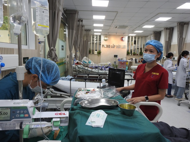 Điều dưỡng A9 Bạch Mai cứu người trong quán ăn: 'Anh em ơi, cấp cứu'!- Ảnh 8.