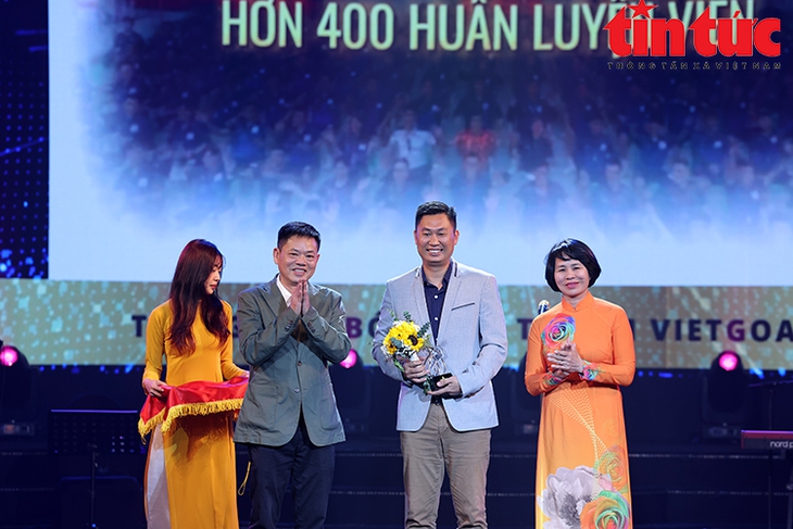 Giải thưởng Cống hiến 2024: Tôn vinh sự cống hiến và thành tích xuất sắc trong Thể thao và Âm nhạc- Ảnh 4. Giải thưởng Cống hiến 2024: Tôn vinh sự cống hiến và thành tích xuất sắc trong Thể thao và Âm nhạc- Ảnh 4.