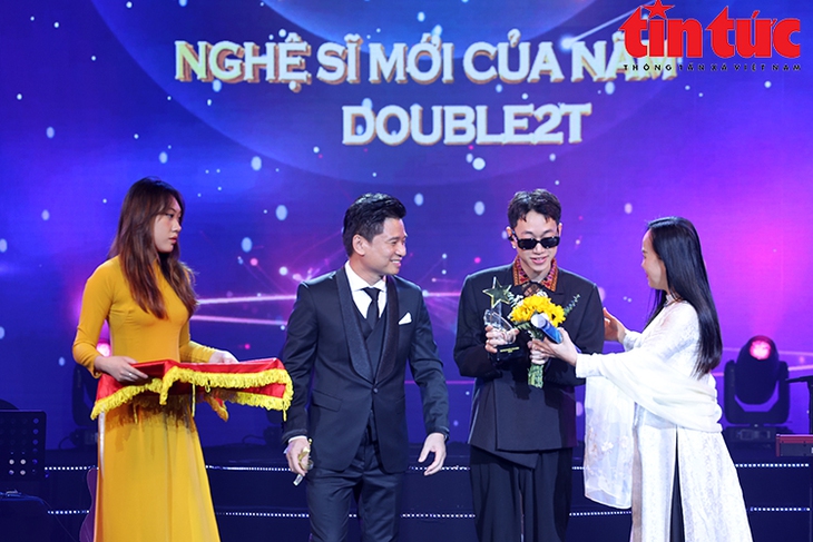 Giải thưởng Cống hiến 2024: Tôn vinh sự cống hiến và thành tích xuất sắc trong Thể thao và Âm nhạc- Ảnh 5. Giải thưởng Cống hiến 2024: Tôn vinh sự cống hiến và thành tích xuất sắc trong Thể thao và Âm nhạc- Ảnh 5.