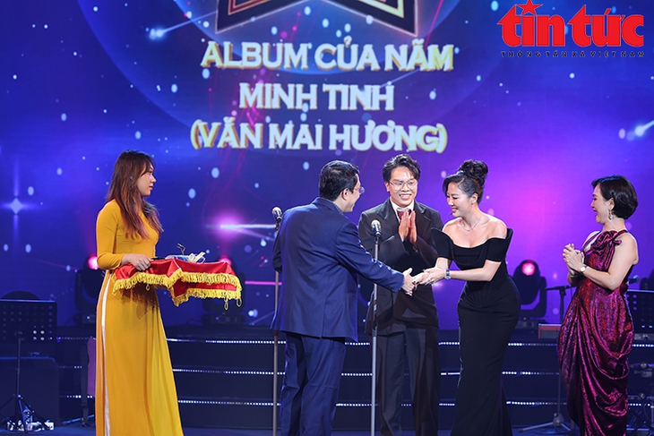 Giải thưởng Cống hiến 2024: Tôn vinh sự cống hiến và thành tích xuất sắc trong Thể thao và Âm nhạc- Ảnh 7. Giải thưởng Cống hiến 2024: Tôn vinh sự cống hiến và thành tích xuất sắc trong Thể thao và Âm nhạc- Ảnh 7.