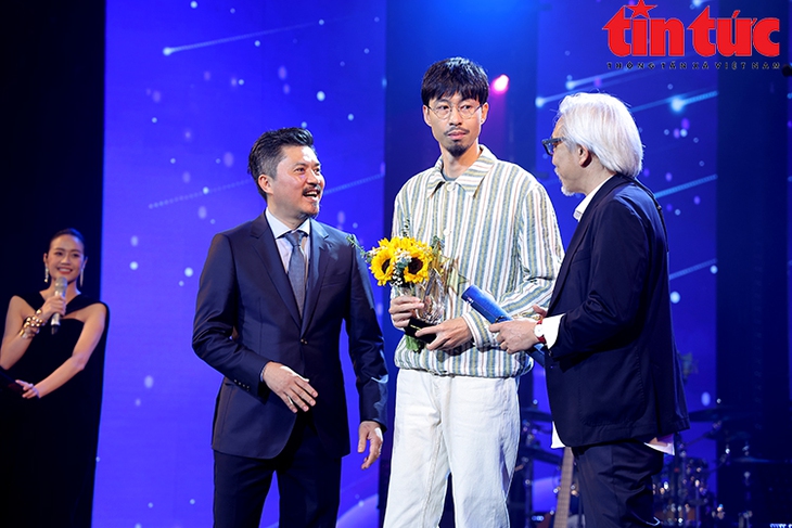 Giải thưởng Cống hiến 2024: Tôn vinh sự cống hiến và thành tích xuất sắc trong Thể thao và Âm nhạc- Ảnh 6. Giải thưởng Cống hiến 2024: Tôn vinh sự cống hiến và thành tích xuất sắc trong Thể thao và Âm nhạc- Ảnh 6.