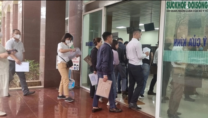 Giao dịch bất động sản tăng vọt, người dân nườm nượp xếp hàng từ sáng sớm chờ lấy số làm thủ tục- Ảnh 1. Giao dịch bất động sản tăng vọt, người dân nườm nượp xếp hàng từ sáng sớm chờ lấy số làm thủ tục- Ảnh 1.