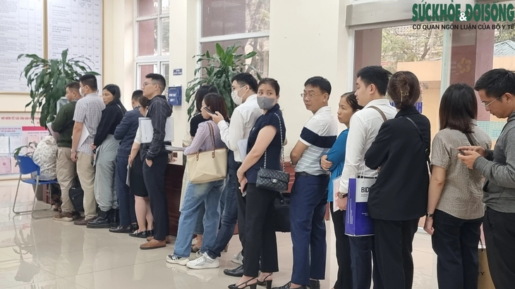 Giao dịch bất động sản tăng vọt, người dân nườm nượp xếp hàng từ sáng sớm chờ lấy số làm thủ tục- Ảnh 2. Giao dịch bất động sản tăng vọt, người dân nườm nượp xếp hàng từ sáng sớm chờ lấy số làm thủ tục- Ảnh 2.
