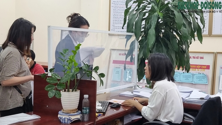 Giao dịch bất động sản tăng vọt, người dân nườm nượp xếp hàng từ sáng sớm chờ lấy số làm thủ tục- Ảnh 3. Giao dịch bất động sản tăng vọt, người dân nườm nượp xếp hàng từ sáng sớm chờ lấy số làm thủ tục- Ảnh 3.