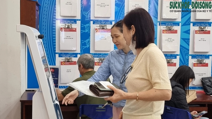 Giao dịch bất động sản tăng vọt, người dân nườm nượp xếp hàng từ sáng sớm chờ lấy số làm thủ tục- Ảnh 4. Giao dịch bất động sản tăng vọt, người dân nườm nượp xếp hàng từ sáng sớm chờ lấy số làm thủ tục- Ảnh 4.