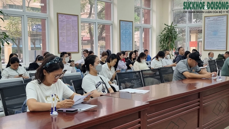 Giao dịch bất động sản tăng vọt, người dân nườm nượp xếp hàng từ sáng sớm chờ lấy số làm thủ tục- Ảnh 5. Giao dịch bất động sản tăng vọt, người dân nườm nượp xếp hàng từ sáng sớm chờ lấy số làm thủ tục- Ảnh 5.