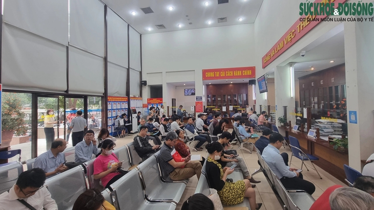 Giao dịch bất động sản tăng vọt, người dân nườm nượp xếp hàng từ sáng sớm chờ lấy số làm thủ tục- Ảnh 6. Giao dịch bất động sản tăng vọt, người dân nườm nượp xếp hàng từ sáng sớm chờ lấy số làm thủ tục- Ảnh 6.