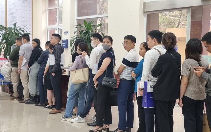 Giao dịch bất động sản tăng vọt, người dân nườm nượp xếp hàng từ sáng sớm chờ lấy số làm thủ tục