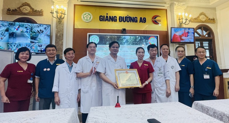 Nữ điều dưỡng A9 cấp cứu bệnh nhân ngoại viện run run khi nhận khen thưởng 'nóng' - Ảnh 1. Nữ điều dưỡng A9 cấp cứu bệnh nhân ngoại viện run run khi nhận khen thưởng 'nóng' - Ảnh 1.