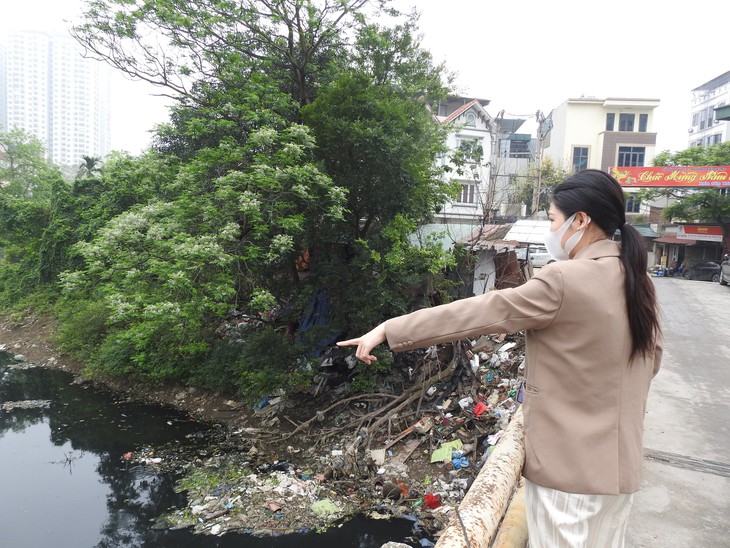 Cận cảnh sông Nhuệ ô nhiễm vừa được Bộ Nông nghiệp nêu giải pháp 'hồi sinh'- Ảnh 6. Cận cảnh sông Nhuệ ô nhiễm vừa được Bộ Nông nghiệp nêu giải pháp 'hồi sinh'- Ảnh 6.