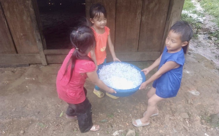 Mưa đá kèm gió lớn càn quét nhiều xã biên giới Nghệ An