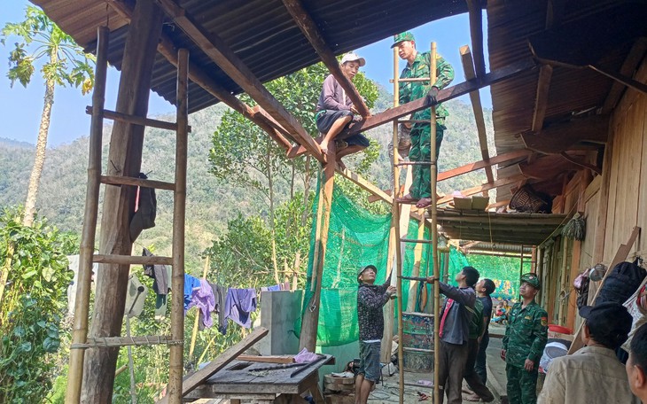 Bộ đội Biên phòng Nghệ An giúp nhân dân khắc phục hậu quả do mưa đá