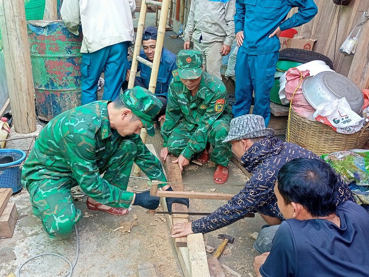 Bộ đội Biên phòng Nghệ An giúp nhân dân khắc phục hậu quả do mưa đá- Ảnh 5.