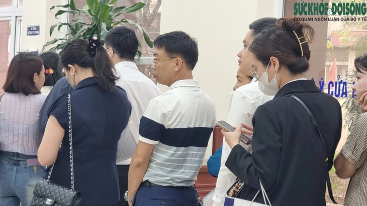 Khi nào người dân có thể yên tâm nộp hồ sơ đất đai trực tuyến thay vì xếp hàng lấy số từ sáng sớm?- Ảnh 1. Khi nào người dân có thể yên tâm nộp hồ sơ đất đai trực tuyến thay vì xếp hàng lấy số từ sáng sớm?- Ảnh 1.