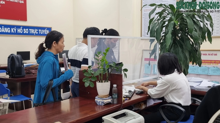 Khi nào người dân có thể yên tâm nộp hồ sơ đất đai trực tuyến thay vì xếp hàng lấy số từ sáng sớm?- Ảnh 4. Khi nào người dân có thể yên tâm nộp hồ sơ đất đai trực tuyến thay vì xếp hàng lấy số từ sáng sớm?- Ảnh 4.