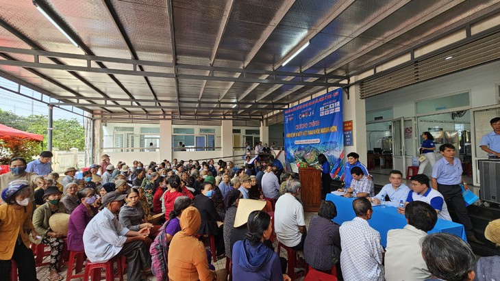 Thầy thuốc mọi miền hội tụ khám chữa bệnh, tặng quà cho 700 người dân Quảng Ngãi- Ảnh 1.