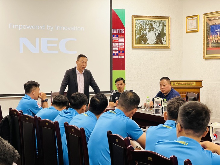 Các trọng tài V-League: Không ngừng hoàn thiện để làm chủ công nghệ VAR- Ảnh 1. Các trọng tài V-League: Không ngừng hoàn thiện để làm chủ công nghệ VAR- Ảnh 1.
