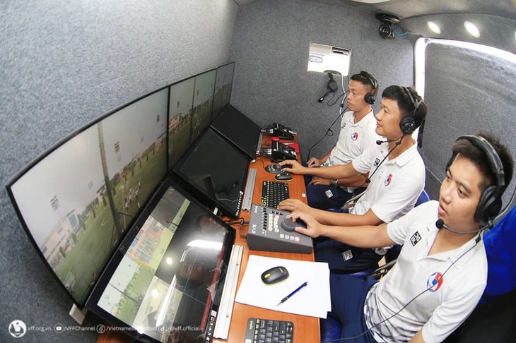 Các trọng tài V-League: Không ngừng hoàn thiện để làm chủ công nghệ VAR- Ảnh 2. Các trọng tài V-League: Không ngừng hoàn thiện để làm chủ công nghệ VAR- Ảnh 2.