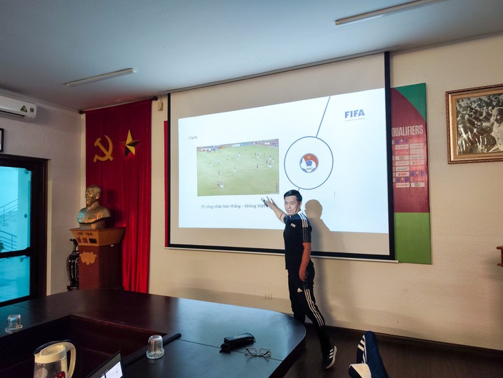 Các trọng tài V-League: Không ngừng hoàn thiện để làm chủ công nghệ VAR- Ảnh 3. Các trọng tài V-League: Không ngừng hoàn thiện để làm chủ công nghệ VAR- Ảnh 3.