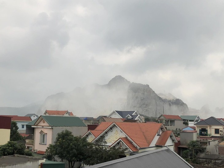 Nổ mìn khai thác đá làm hư hỏng nhà của 35 hộ dân- Ảnh 1.