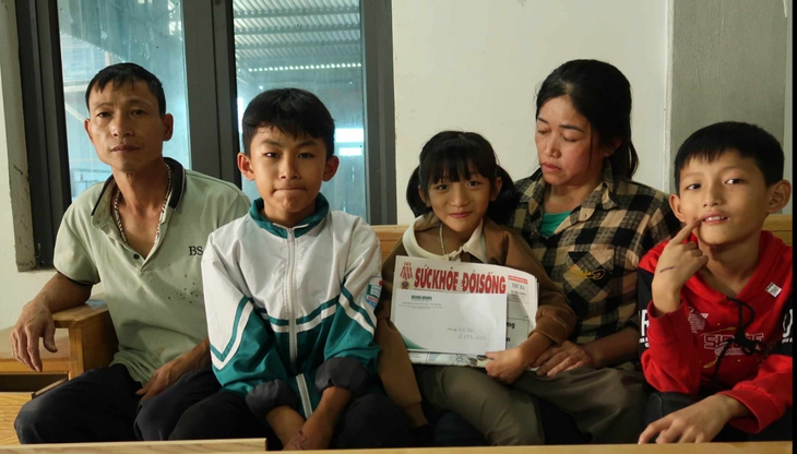 Trao tiền bạn đọc gửi đến hoàn cảnh 3 đứa trẻ bị nạn trong vụ nổ lớn tại Nghệ An- Ảnh 1. Trao tiền bạn đọc gửi đến hoàn cảnh 3 đứa trẻ bị nạn trong vụ nổ lớn tại Nghệ An- Ảnh 1.