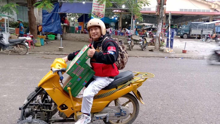 Thầy thuốc trẻ rong ruổi trên chiếc xe 3 bánh phát quà sữa cho trẻ em miền núi- Ảnh 1.