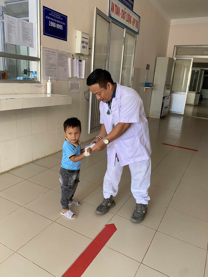 Thầy thuốc trẻ rong ruổi trên chiếc xe 3 bánh phát quà sữa cho trẻ em miền núi- Ảnh 2.