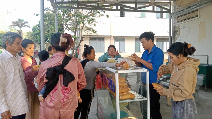 Thầy thuốc trẻ rong ruổi trên chiếc xe 3 bánh phát quà sữa cho trẻ em miền núi- Ảnh 4.