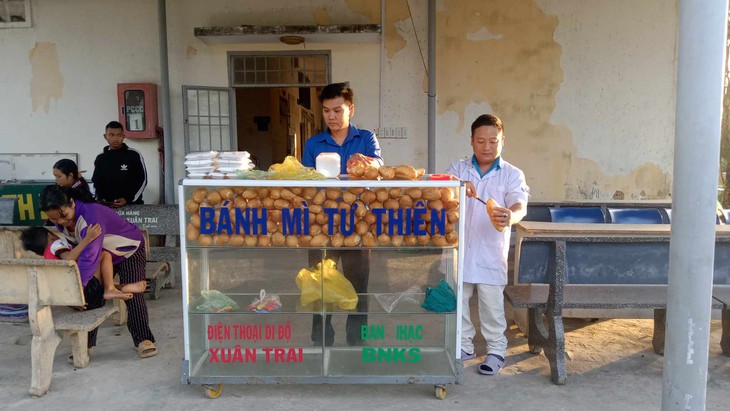 Thầy thuốc trẻ rong ruổi trên chiếc xe 3 bánh phát quà sữa cho trẻ em miền núi- Ảnh 5.