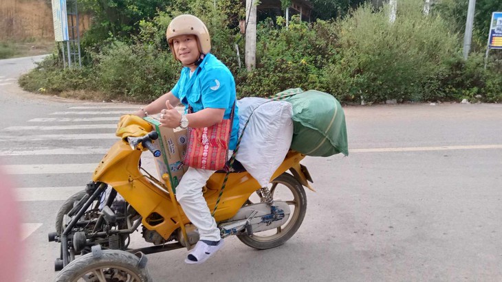 Thầy thuốc trẻ rong ruổi trên chiếc xe 3 bánh phát quà sữa cho trẻ em miền núi- Ảnh 6.
