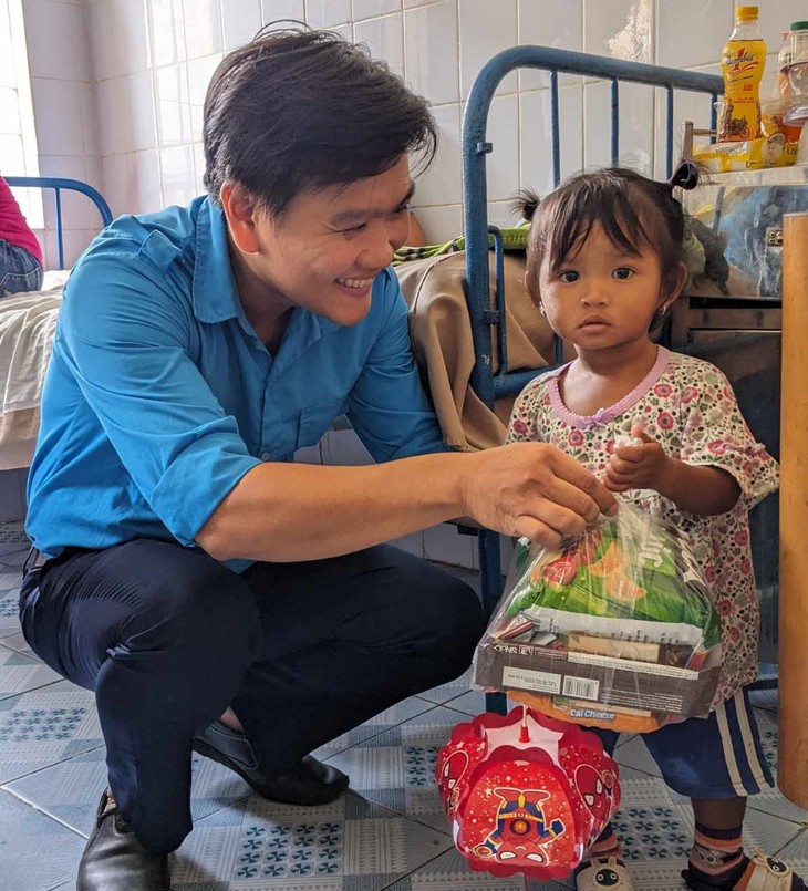 Thầy thuốc trẻ rong ruổi trên chiếc xe 3 bánh phát quà sữa cho trẻ em miền núi- Ảnh 8.