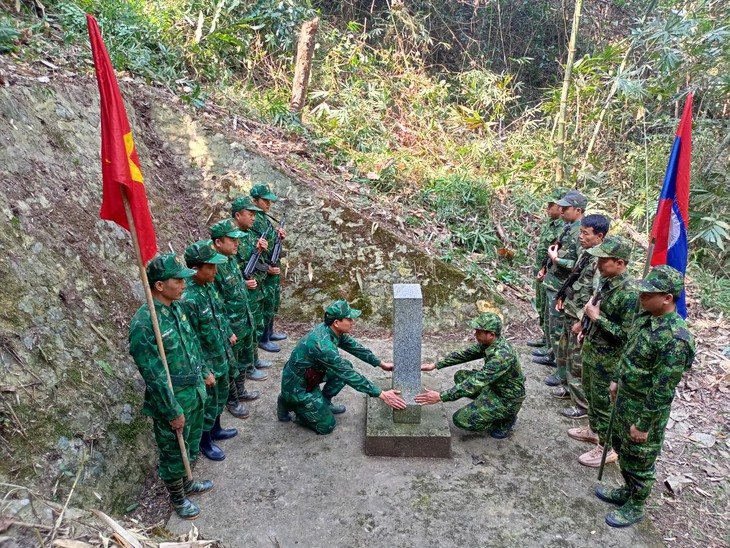 Đội trưởng 2 đội kiểm tra hệ thống cột mốc.