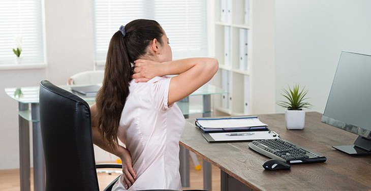 Ngồi nhiều nên làm gì để không ảnh hưởng sức khoẻ?- Ảnh 1.
