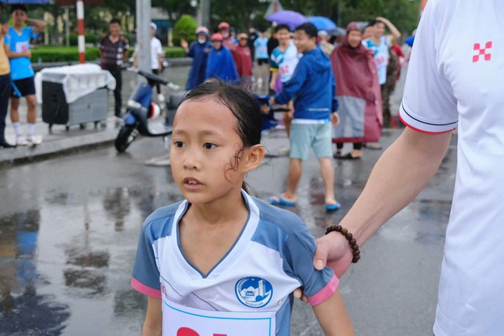 Chuyện về cô bé chăn bò giành huy chương đồng Giải Việt dã toàn tỉnh Hà Tĩnh- Ảnh 1.