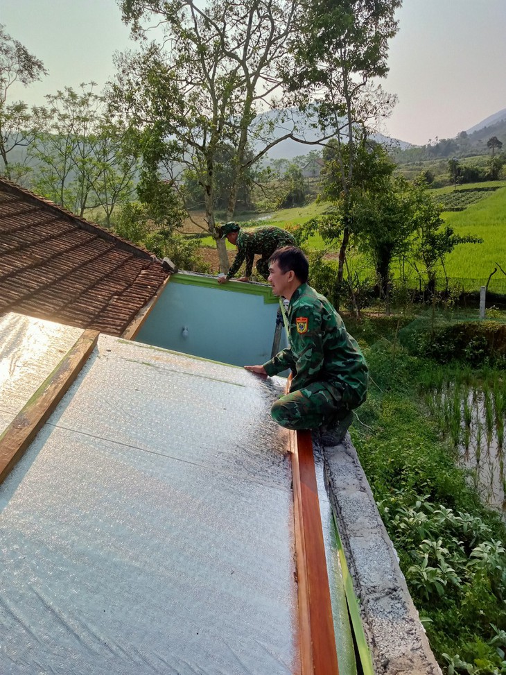 Bộ đội sửa nhà giúp dân sau trận lốc xoáy càn quét- Ảnh 4.