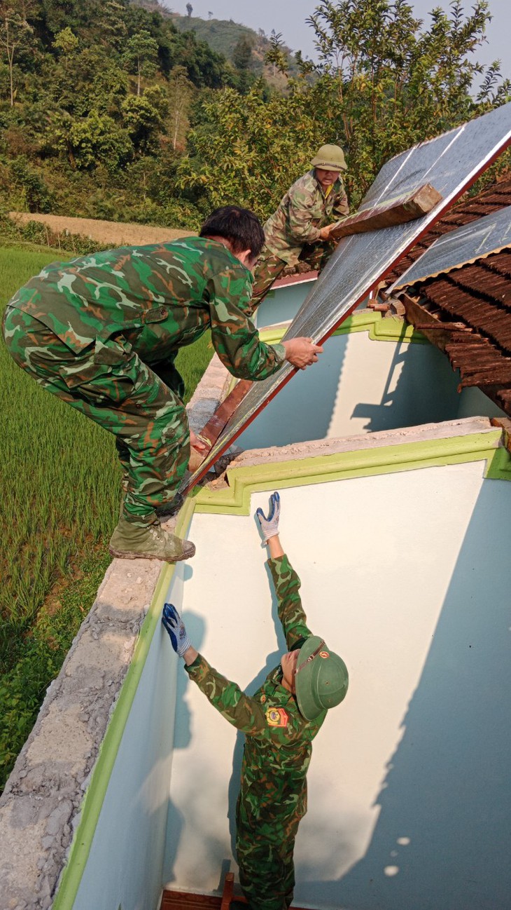 Bộ đội sửa nhà giúp dân sau trận lốc xoáy càn quét- Ảnh 3.