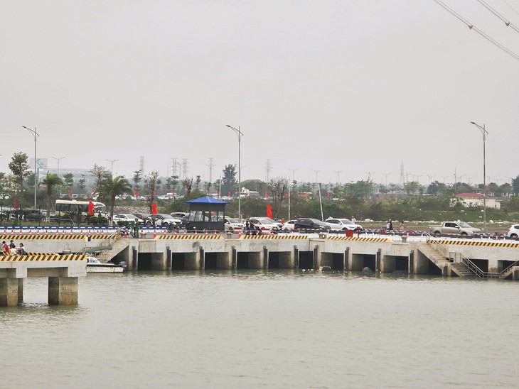 Sang bến mới, phà đi về Cát Bà vẫn tắc- Ảnh 1.
