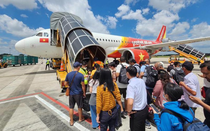 Tăng trần giá vé máy bay, du lịch nội địa lo "ế ẩm"