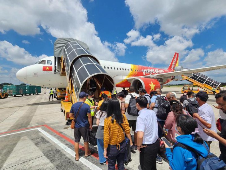 Tăng trần giá vé máy bay, du lịch nội địa lo 'ế ẩm'- Ảnh 1.