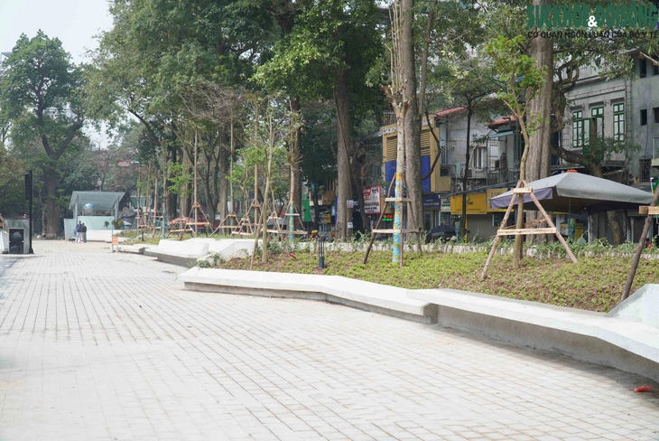 Chỉnh sửa lại các mảng 'bê tông hóa' ở vườn hoa Hàng Đậu - Ảnh 1. Chỉnh sửa lại các mảng 'bê tông hóa' ở vườn hoa Hàng Đậu - Ảnh 1.