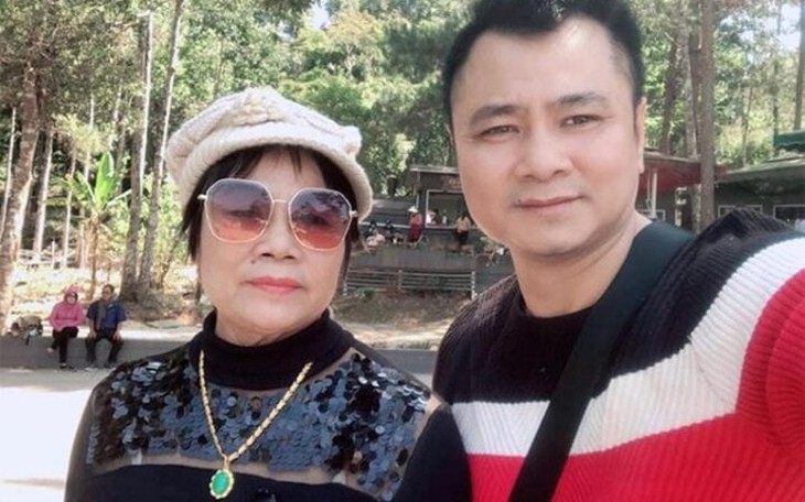Mẹ ruột được phong NSƯT, Tự Long hạnh phúc công bố: Nhà có hai NSƯT, một NSND